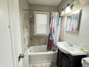 Toalhas de banho, sabonete, papel higiênico 