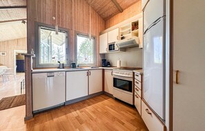 Fridge, microwave, stovetop, dishwasher - Stunning home in Ebeltoft with sauna (Ebeltoft)