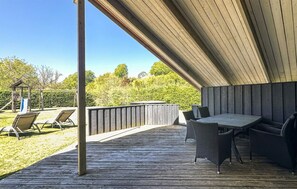 Outdoor dining - Stunning home in Ebeltoft with sauna (Ebeltoft)