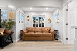 TV, video games - Fairmount Beauty Near Downtown (San Diego)