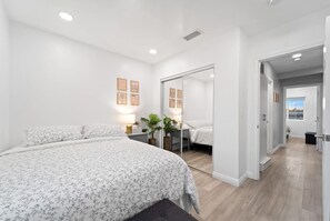 Desk, iron/ironing board, WiFi - Fairmount Beauty Near Downtown (San Diego)