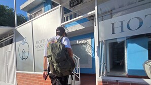 Ein Mann mit Rucksack und Koffer am Eingang des Hotels "HOTEL MANZARA SANTA MARIA".