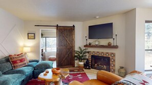 Televisión y chimenea 