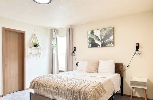 Spacious / Modern 3-bedroom townhome, Quiet Culdesac, Fire Pit, TV every Room