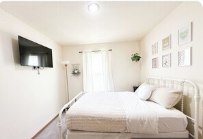 3 bedrooms, iron/ironing board, WiFi, bed sheets