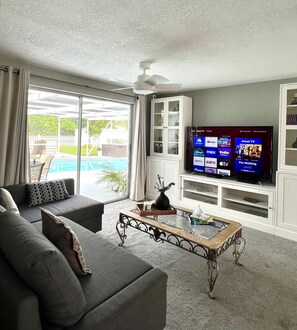 Living area - 2-bedroom house in peaceful Port Richey with cool AC (Port Richey)