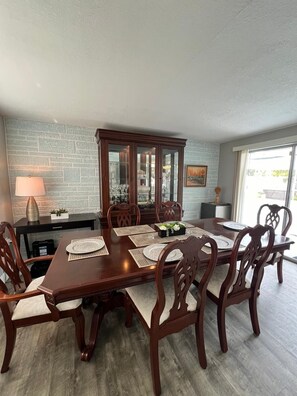 Dining - 2-bedroom house in peaceful Port Richey with cool AC (Port Richey)