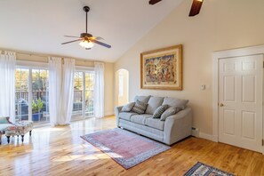 TV connectée, cheminée, chaîne hi-fi