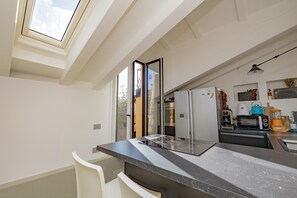 Microwave, oven, stovetop, dishwasher - Quiet and luxurious duplex in the center of Milan in a typical Navigli courtyard (Milano)