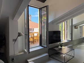 Télévision, cheminée