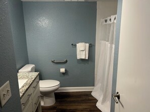 Haartrockner, Handtücher, Seife, Toilettenpapier