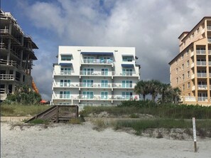 Exterior - Lovely 2-bedroom condo steps from the beach in marvelous New Smyrna Beach (New Smyrna Beach)