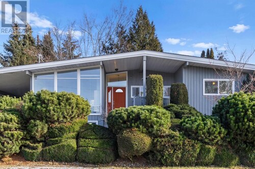 Quiet nest in the Old Glenmore, 7 mins to UBC or downtown, 1 hr to Skiing.