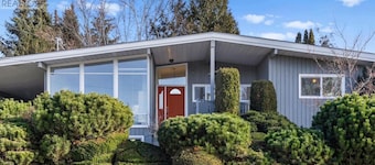 Quiet nest in the Old Glenmore, 7 mins to UBC or downtown, 1 hr to Skiing.