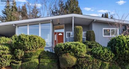 Quiet nest in the Old Glenmore, 7 mins to UBC or downtown, 1 hr to Skiing.