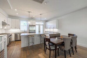 Dining - Great Stylish 4-Bedroom House near Metro (Washington)