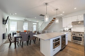Private kitchen - Great Stylish 4-Bedroom House near Metro (Washington)