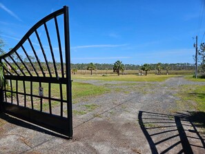 Property grounds - Secluded campsite with plenty of parking perfect for outdoor fun in Steinhatchee (Steinhatchee)