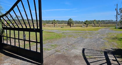 Secluded campsite with plenty of parking perfect for outdoor fun in Steinhatchee