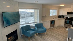 Private kitchen - True Ski-In/Ski-Out | Rare 3-Bed Condo | Top Floor (Comox Valley C (Puntledge-B*)