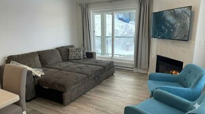 Living area - True Ski-In/Ski-Out | Rare 3-Bed Condo | Top Floor (Comox Valley C (Puntledge-B*)