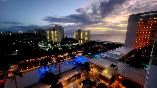 Beautiful Resort Location: 2 bedrooms-2 bathrooms Crystal Shores Marco Island