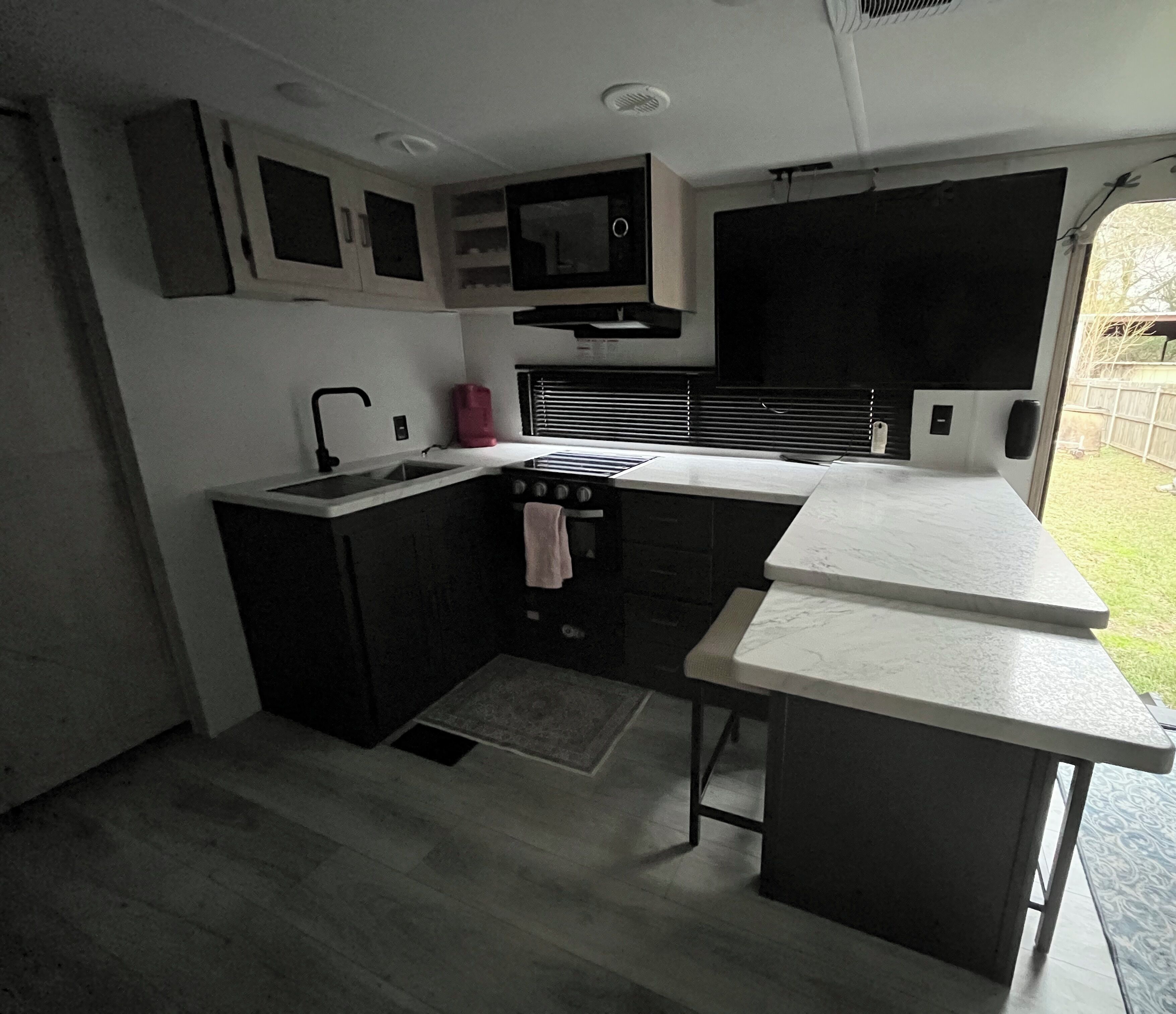 Mikrobølgeovn, ovn, kokeplater og kaffetrakter/tekoker