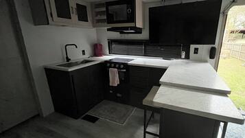 Microones, forn, placa de cuina i cafetera i tetera