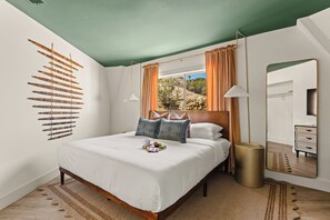 3 habitaciones, escritorio y tabla de planchar con plancha 