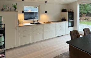 Fridge, oven, dishwasher, coffee/tea maker - Beautiful home in Dronningmølle with WiFi (Dronningmølle)