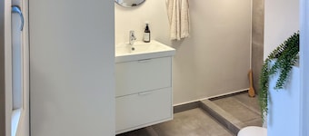 Beautiful home in Dronningmølle with WiFi