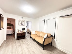 TV - The Hideaway_Adorable 2-bedroom (Houston)