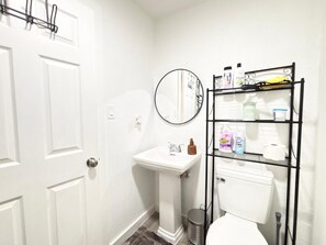 Hair dryer, towels, soap, toilet paper - The Hideaway_Adorable 2-bedroom (Houston)