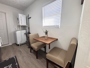 Dining - The Hideaway_Adorable 2-bedroom (Houston)