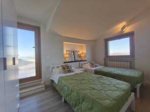 3 bedrooms, in-room safe, iron/ironing board, travel cot