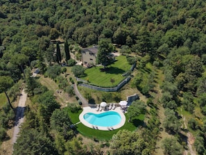 An aerial view of a property with a swimming pool, a house, and surrounding greenery. - Villa Melissa (Umbria)