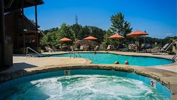 Een binnenzwembad en een verwarmd zwembad