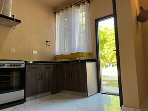 Réfrigérateur, micro-ondes, batterie de cuisine, vaisselle et ustensiles