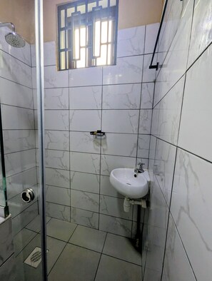 Dusche, Handtücher, Seife, Shampoo
