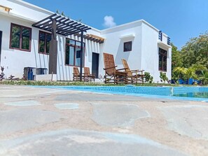 Una piscina al aire libre