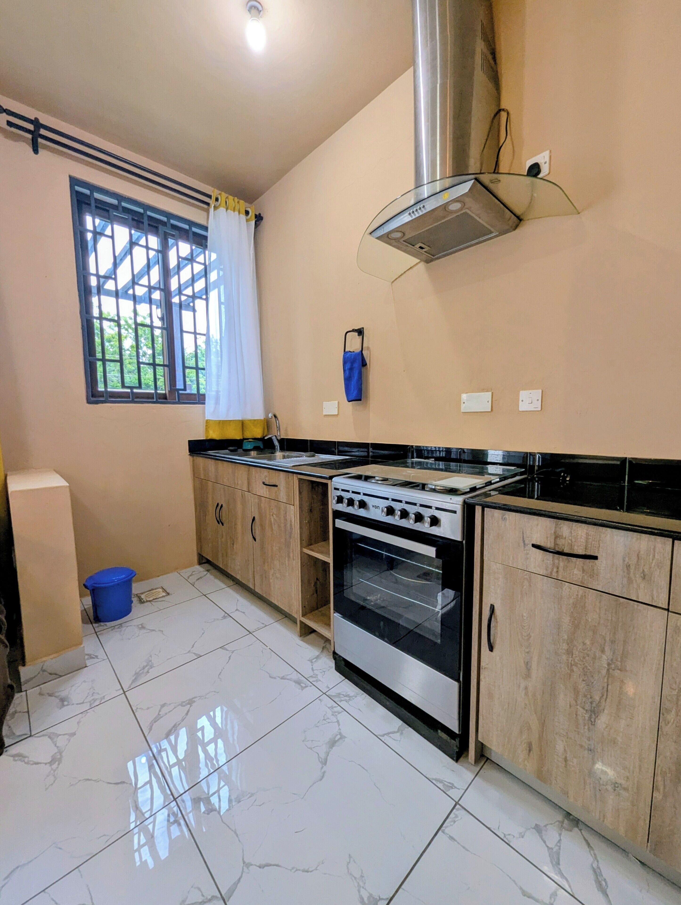 Refrigerador, microondas, utensilios de cocina y toallas de papel 