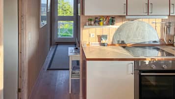 Frigorifero, piano cottura, lavastoviglie, macchina per tè/caffè