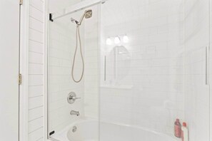 Shower, hair dryer, towels, soap - North Myrtle Beach Golf Glenn Villa (North Myrtle Beach)