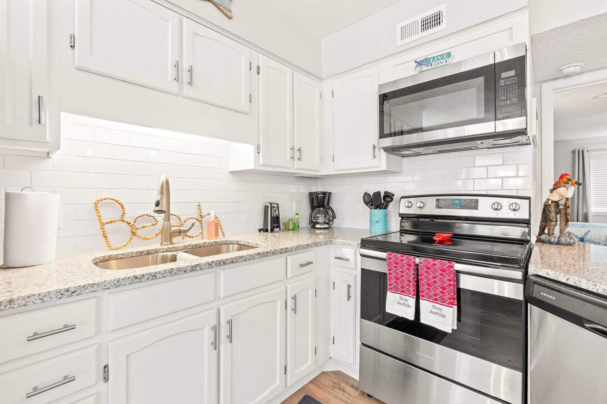 Kjøleskap, mikrobølgeovn, ovn og kokeplater