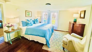 4 bedrooms, iron/ironing board, WiFi, bed sheets