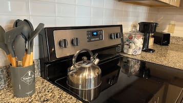 Micro-ondes, four, plaque de cuisson, lave-vaisselle