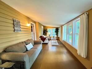 Living area - Beautiful 2-bedroom house in Rice perfect for a relaxing getaway (Rice)