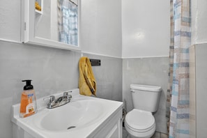 Shower, hair dryer, towels, soap - Cozy Miami Stay, Unwind 15 Minutes From The Beach (Miami)