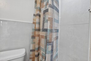 Shower, hair dryer, towels, soap - Cozy Miami Stay, Unwind 15 Minutes From The Beach (Miami)