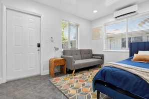 1 bedroom, iron/ironing board, WiFi, bed sheets - Cozy Miami Stay, Unwind 15 Minutes From The Beach (Miami)